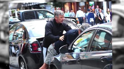 Alec Baldwin attaque un paparazzo quelques jours après l'accouchement de sa femme