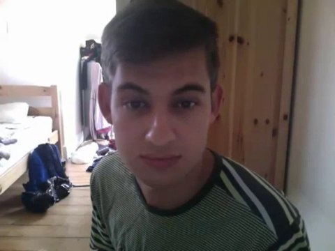 La danse des sourcils - Trop marrant!