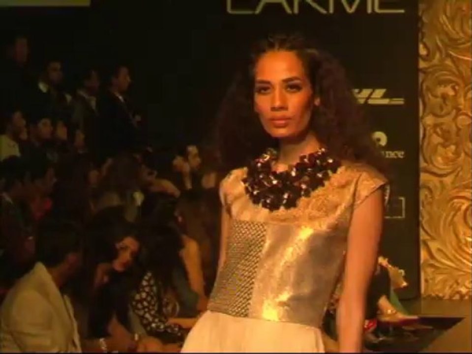 uncut:Kareena and Karishma at lfw for vikram phadnis