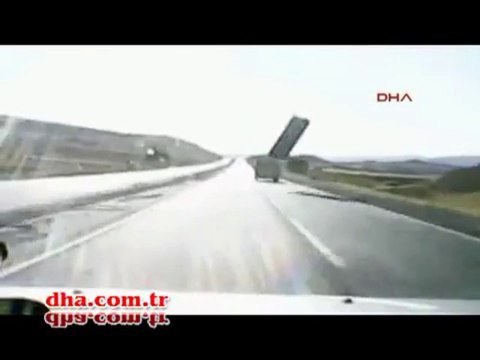 Le toit du Combi s'envole et fini sur la route... Et la voiture de derrière s'éclate dans le fossé!