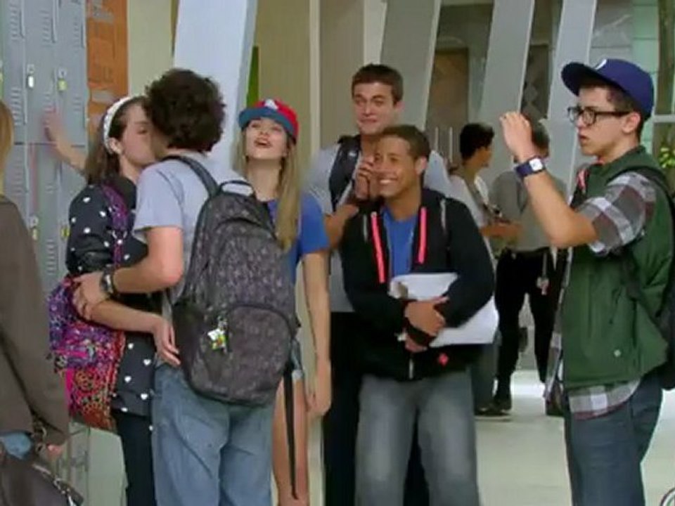 Orelha grava beijo de Dinho e Ju