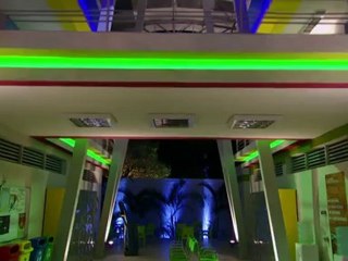 Lia e Dinho se assustam um com o outro à noite no colégio