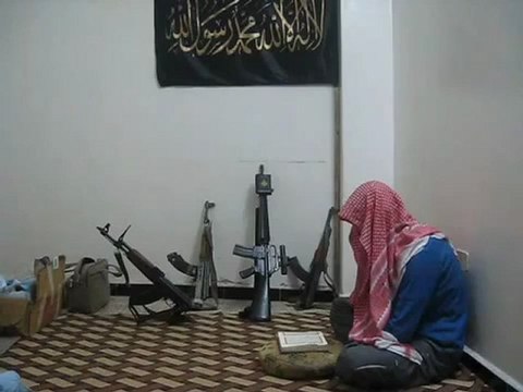 أحد أبطال الجيش الحر_ يقرأ آيات الجهاد بصوت رائع