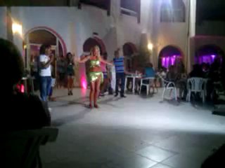 defilé avec tenue tunisienne