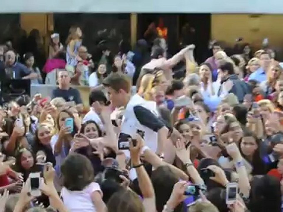 Justin Bieber Tweets Topless Picture After Throwing Up On Stage