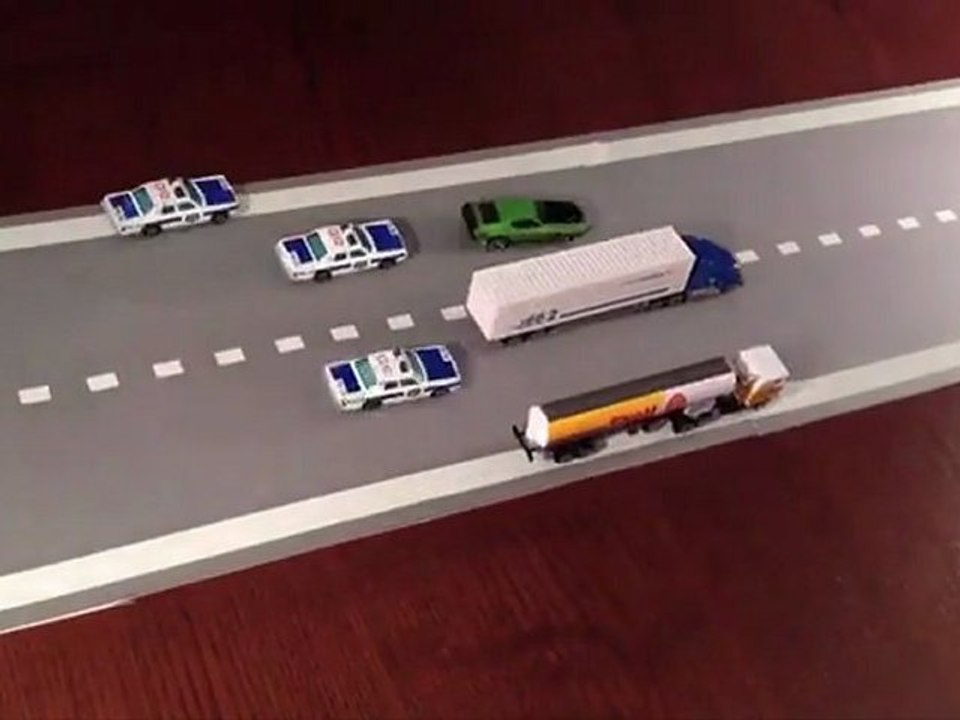 course poursuite avec des voitures jouets