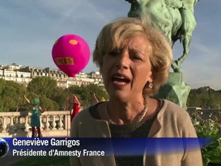 Pussy Riot: Amnesty déploie un ballon encagoulé à Paris