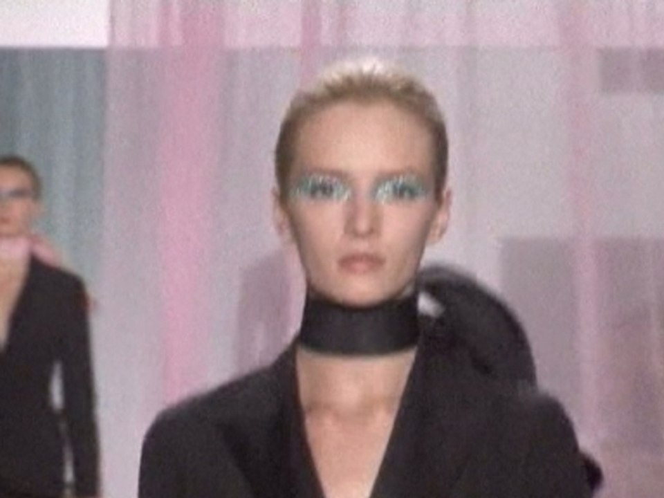 Dior designer shows first 'pret-a-porter'