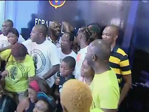Song, feliz tras fichar por el Barcelona, rodeado de sus veintisiete hermanos