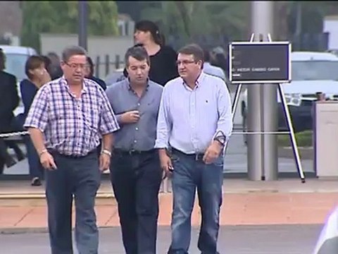 Numerosos familiares acuden al tanatorio para despedir a Víctor Cabedo