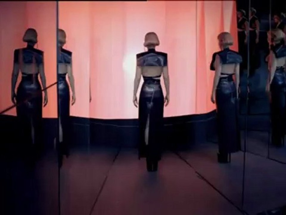 EFESTILO Hombres semivestidos recorren el cuerpo desnudo de Lady Gaga por su perfume