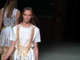 EFESTILO Manish Arora llena de oro la pasarela de París