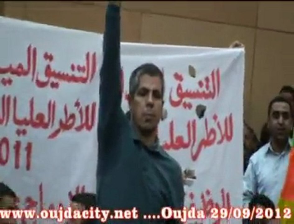 المعطلون بوجدة يخترقون الجلسة الافتتاحية للمؤتمر الجهوي  لحزب العدالة والتنمية بوجدة ، ويحتجون على  الأمين العام للحزب عبدالاله بنكيران ـ رئيس الحكومة