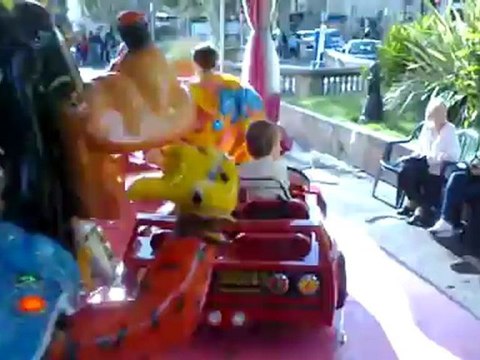 Matis et son 1er tour de manège