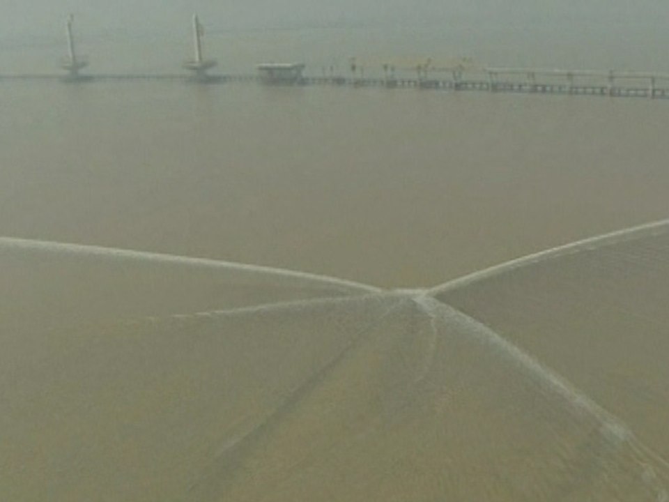 Spectacular Sight as Tidal Surge Reunites in China's Qiantang River