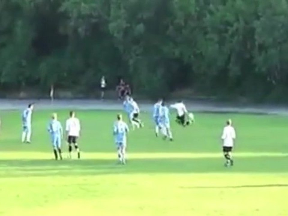 Quand un jeune de 15 ans inscrit le but de l'année !