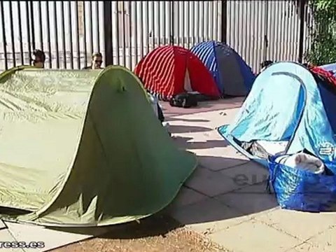Seguidores de Lady Gaga esperan ante el Sant Jordi