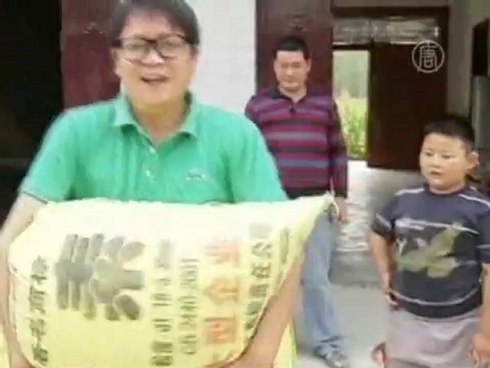 7-летний китаец тянет на себе машину