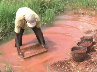 Скачать видео: Garimpeiros ilegais na Costa do Marfim