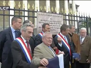 Nicolas Dupont-Aignan rebaptise symboliquement l'Assemblée nationale en musée.