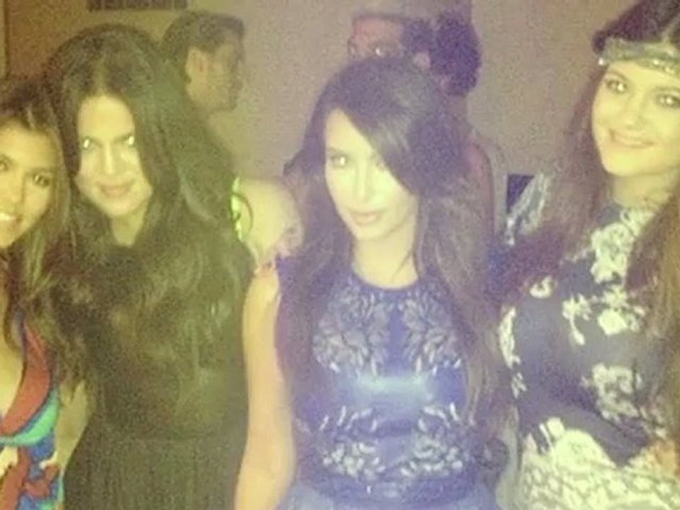 Kim Kardashian adopte un look modeste