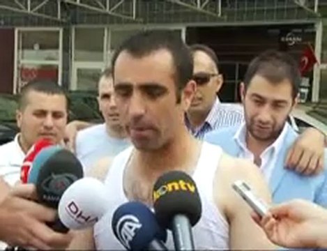 İki aracı serçe parmağı ile çekti