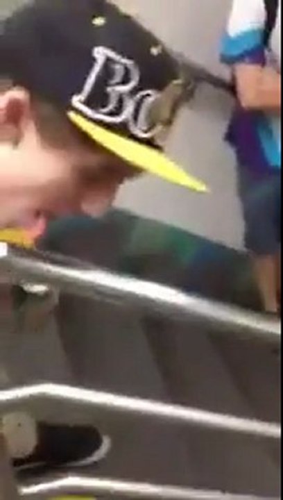 Lécher une rampe de métro avec sa langue pour UN dollar