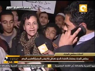 الثوار يحاولون إنقاذ الكتب من مبنى المجمع العلمي #Dec17