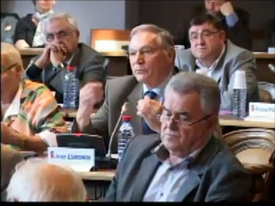 Colette POPARD puis Jean ESMONIN. Tarifs de la restauration scolaire et gratuité des transports scolaires