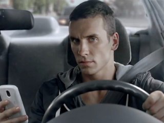 Au Québec, la campagne "de raison" contre le SMS au volant