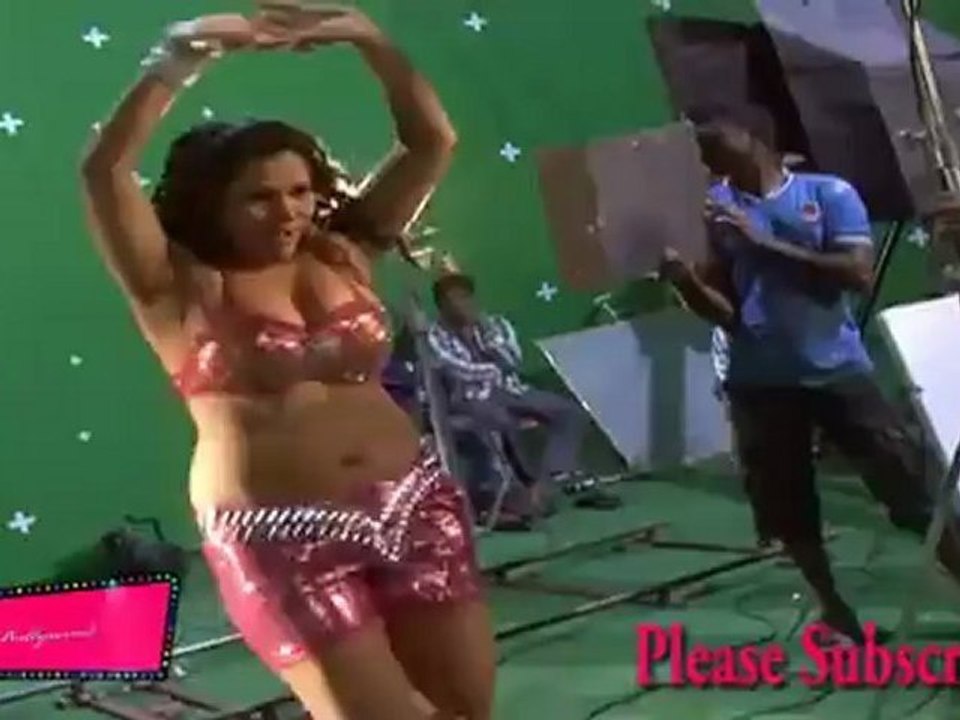 Hottest Booby Cleavage & Navel