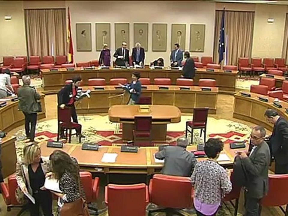 De Guindos explica la gestión del "banco malo" en el Congreso