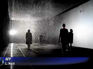 Art exhibition lets Londoners stay dry amid rain
