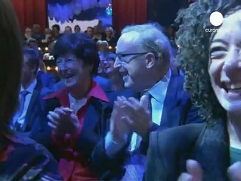 Di Rupo senza tabù, bacia un uomo in diretta tv