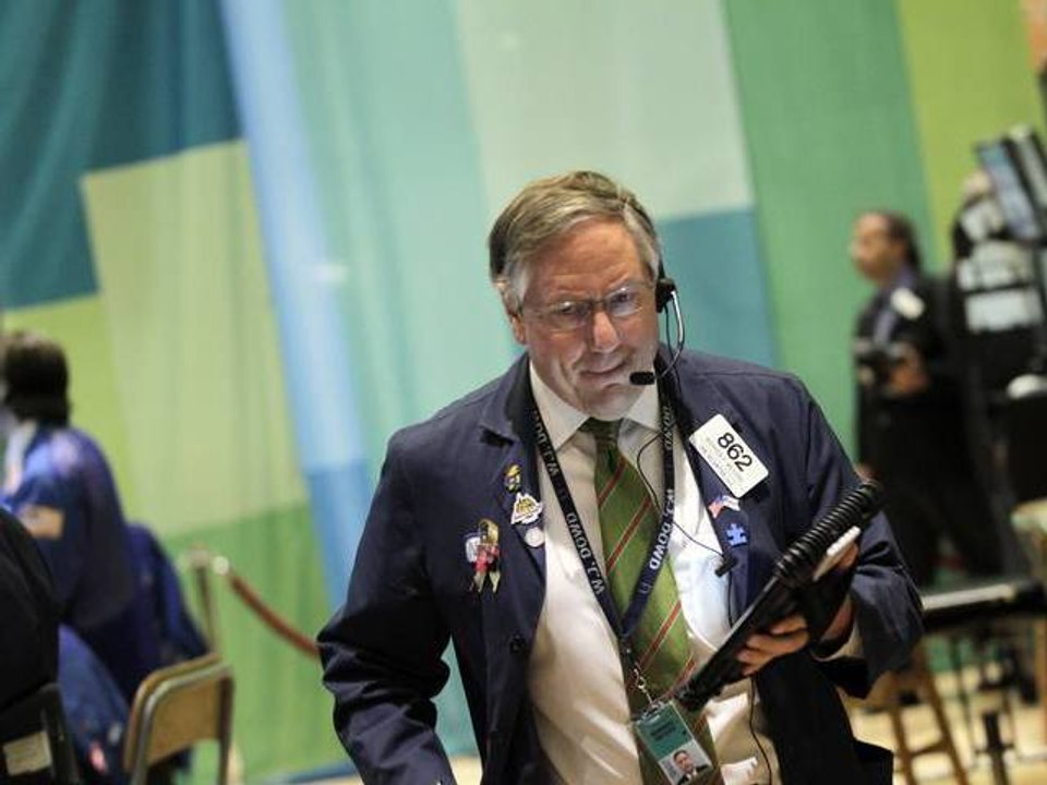 Wall Street Closes Slightly Higher on Promising Labor Data