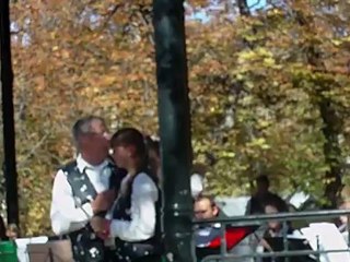 Joel et son auxiliaire de vie viennent de la banquise pour chanter mon amant de st jean