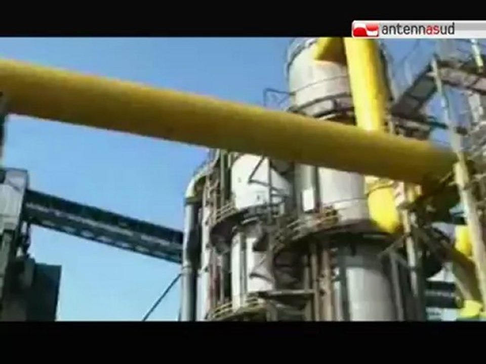 TG 03.10.12 Ilva, operaio ustionato dopo scoppio e quelli in protesta scendono dal camino