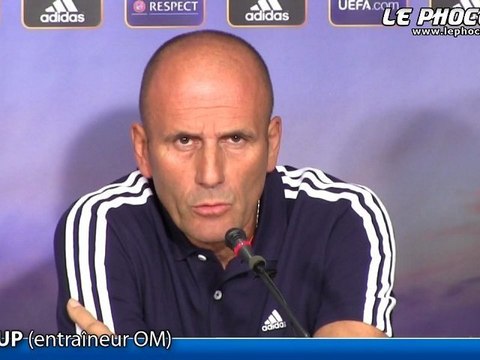 Baup joue au chat et à la souris