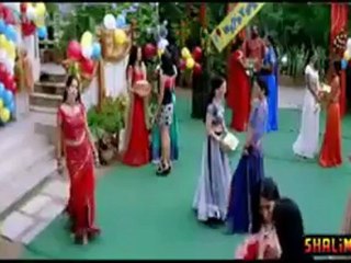 Genelia's introduction scene - "Dhee" Telugu film