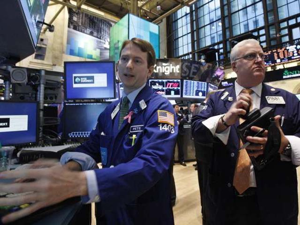 Wall Street Edges Higher on Labor Data, Draghi Comments
