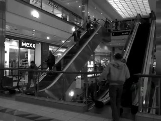 Descente des escalators d' un centre comercial