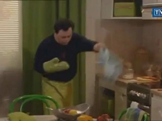 [additional music] Maciusiowi przypala się obiad!