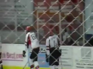 Jolie chute en célébrant un but au hockey !