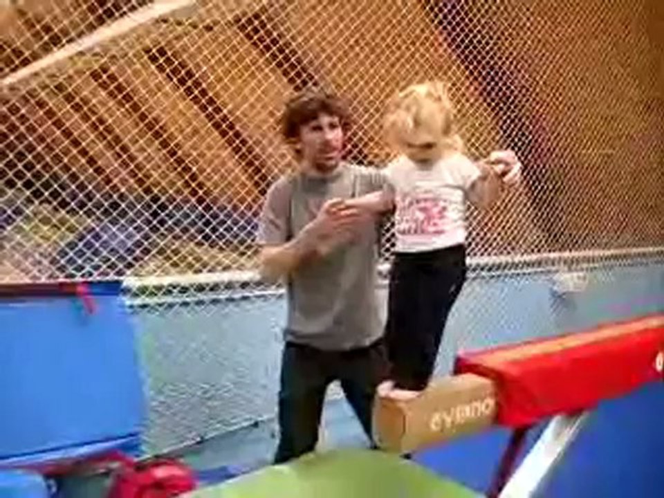 121003-solene-baby-gym-avec-poutre