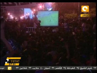 الألتراس يشاهدون مبارة الأهلي والبن أمام مجلس الشعب