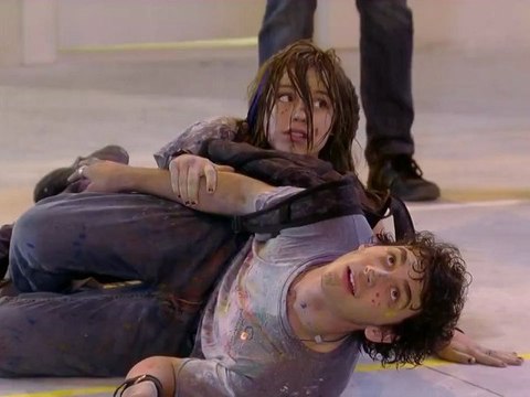 Lia e Dinho caem juntos e Ju não gosta