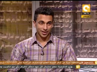 بعد الإفراج عنه .. أحمد ضيف ووالدته في مانشيت