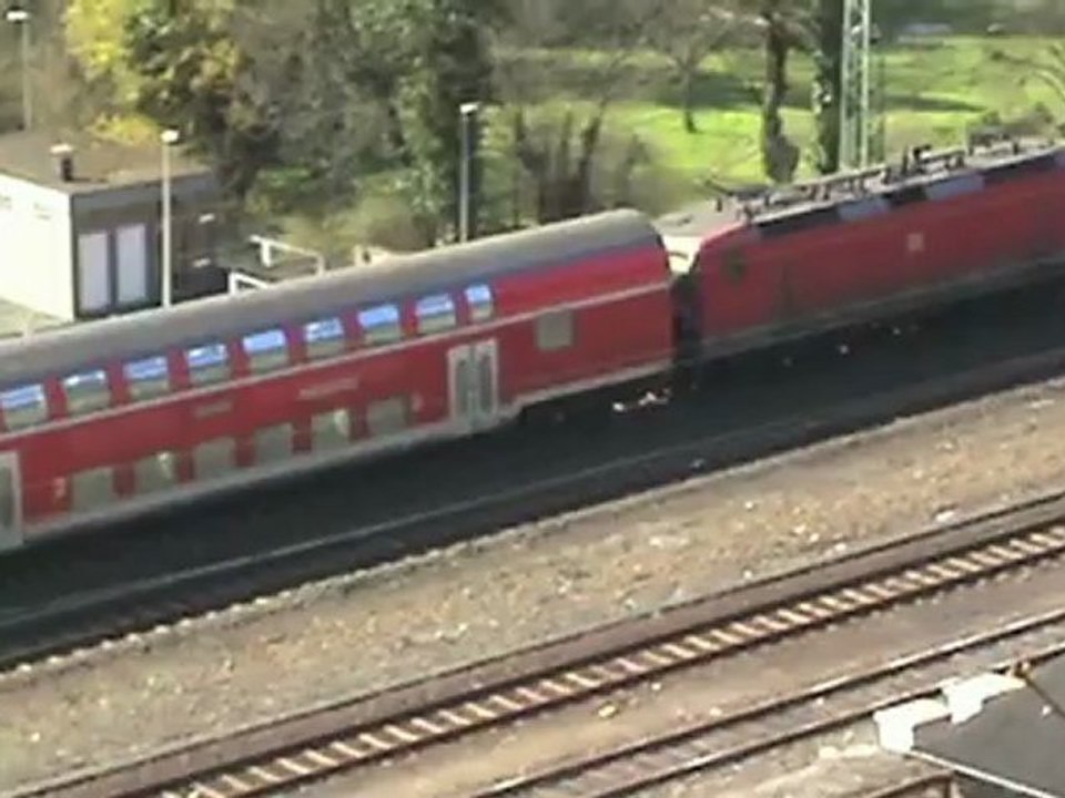 Nahverkehrszüge bei Linz am Rhein, BR143 mit Dostos und 4x BR425