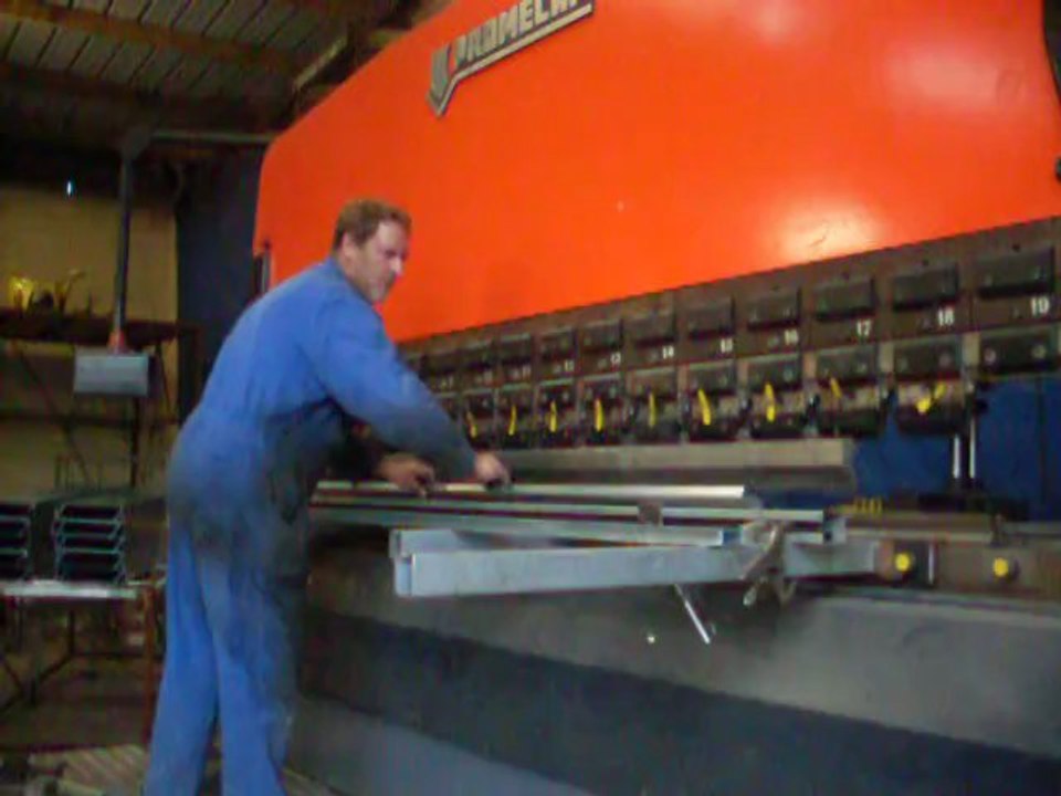 ferronnerie d'argoat : pliage de puits de lumière 001