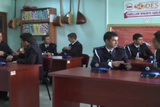 Polis işaret dili öğreniyor